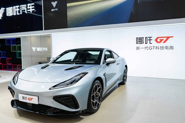 惠州99哪吒汽车在智能汽车领域的表现，领途汽车在新能源汽车市场中的影响力